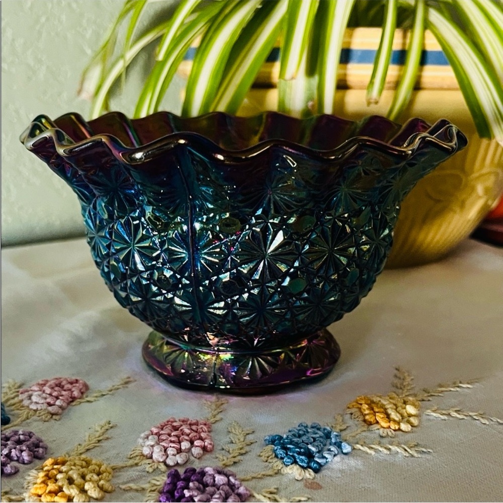 Gorgeous L.E. Smith Amethyst Carnival Glass Ruffled Bowl Daisy & Button Pattern